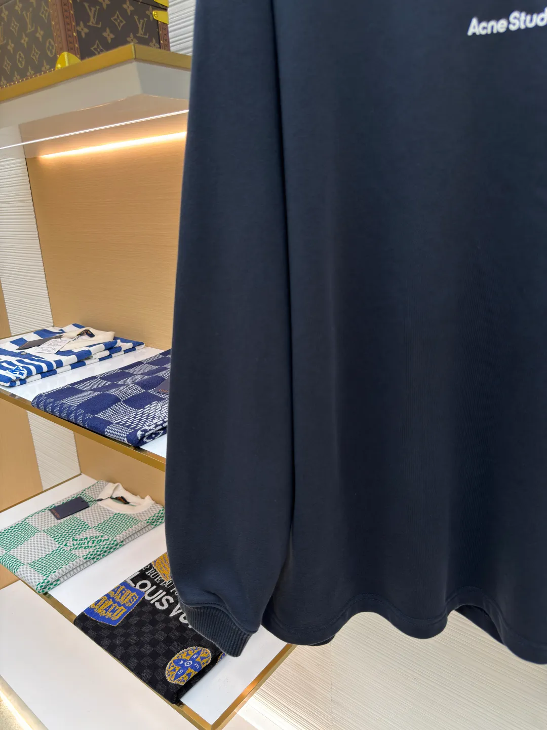 Acne Studios logo sweatshirt ●Authentic product: Purchased and developed for 3400 ●Item number: 1680046-A35 ●Fabric: Pure cotton fabric ●Technology: Positioned cutting machine ●Version: Loose version ●Weight: about 690 grams ●Size: S-M-L-XL ●Description: Customized 100% cotton Zhensoft reactive ink sweatshirt material, soft to the touch, comfortable and skin-friendly, dressed in pure white, a symbol of purity and elegance A triangle of heaven and earth is quietly painted on the chest. The iconic Acne Studios seal logo embellishes the front to increase brand recognition. It outlines a high-end silhouette with extreme simplicity and becomes the smart focus of vision. It shows taste in a silent place and uses glue printing. Use glue liquid paint to print patterns on fabrics. Bake the fabric to fix the printed pattern. The overall wiring is straight and delicate, the fabric is comfortable and soft, and the color is consistent without color difference. It can be matched with the same style to create a fashionable look and control various occasions. Customized accessories, complete with three standards, same style for men and women!